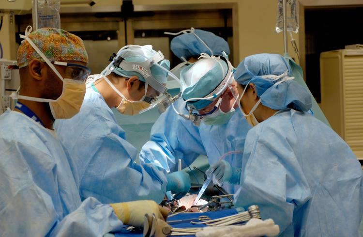 Cirurgia versus angioplastia na doença vascular periférica, qual é o melhor?
