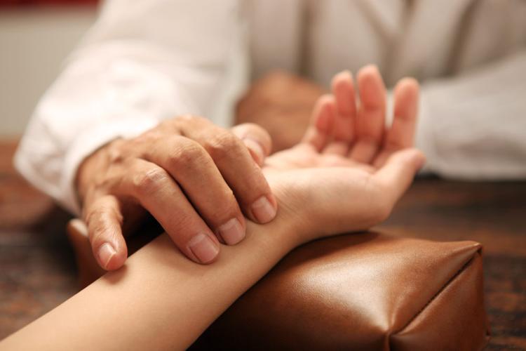 Quais as vantagens e desvantagens de se usar via radial no cateterismo?