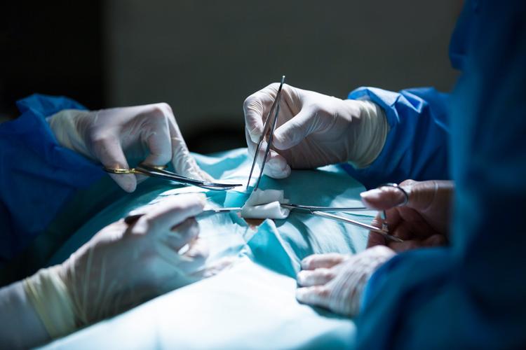 Ácido tranexâmico é útil em reduzir sangramentos perioperatórios?