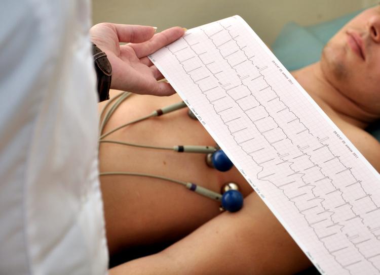 Prueba de título en cardiología: Insuficiencia cardíaca + ECG con bajo voltaje = pensar en ...?