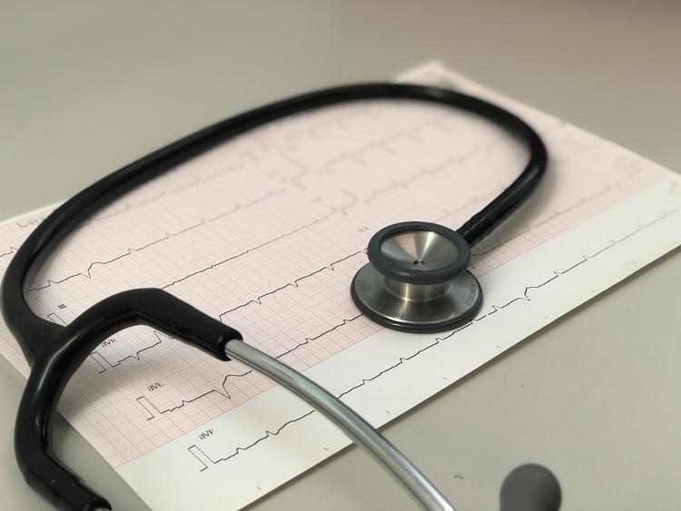 Após quanto tempo devo repetir o ecg na dor torácica aguda?